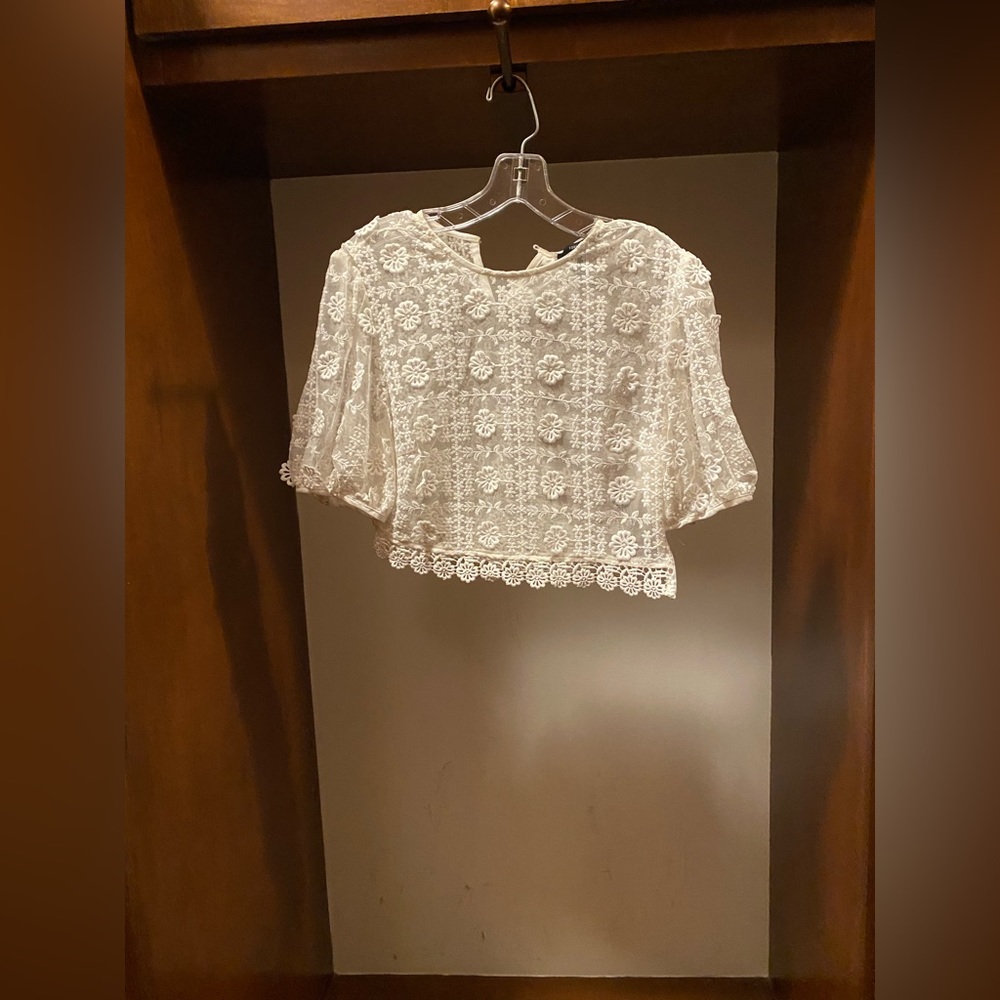 ☃️Forever 21 White floral Mesh crop top in size medium